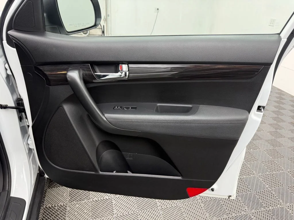 Used 2012 White Kia EX image 29