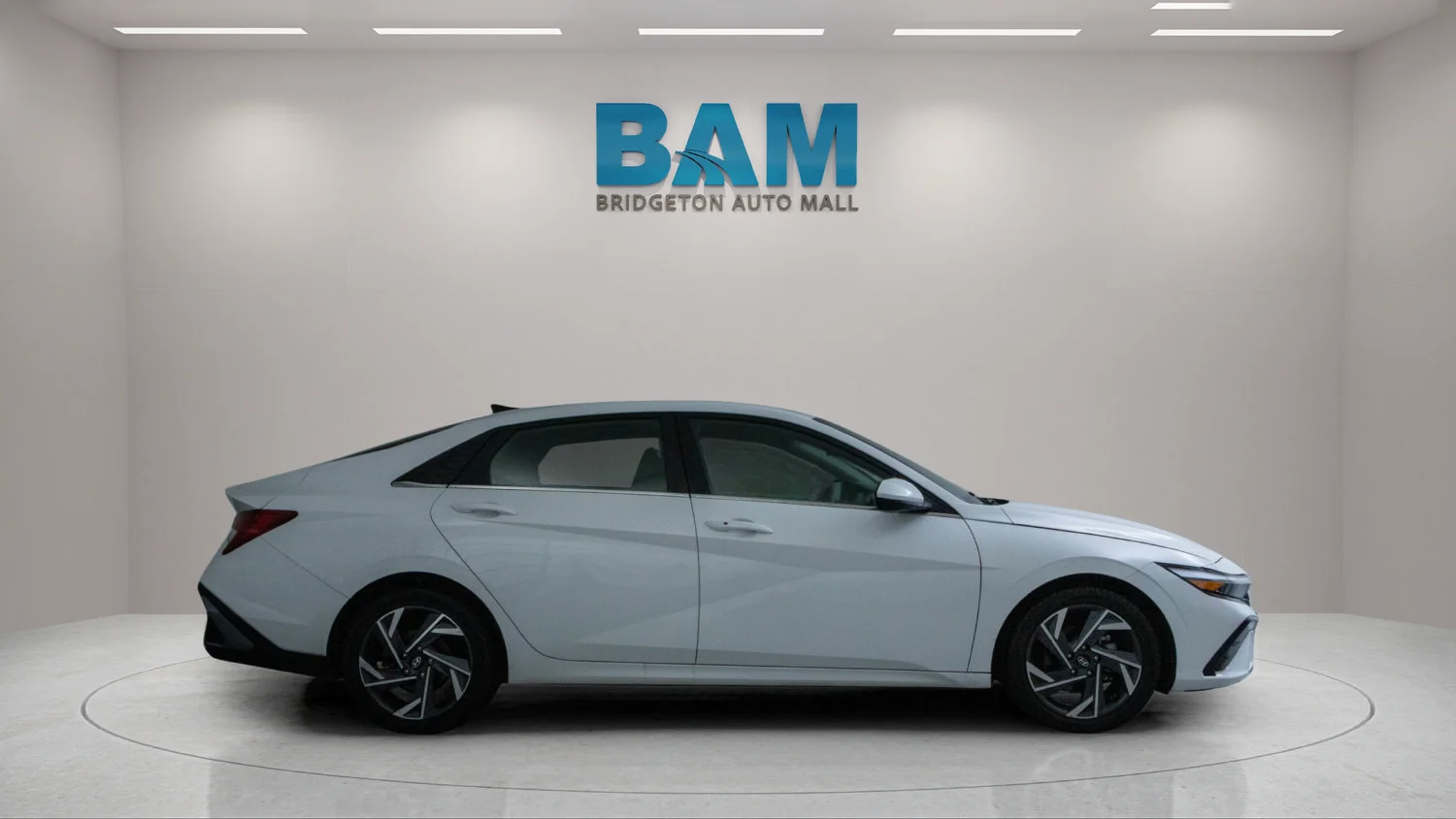 Used 2025 White Hyundai SEL Convenience image 8