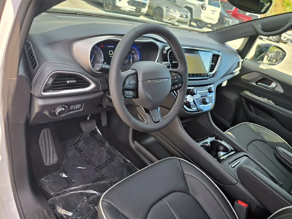 New 2027 White/off-white Chrysler Limited image 24