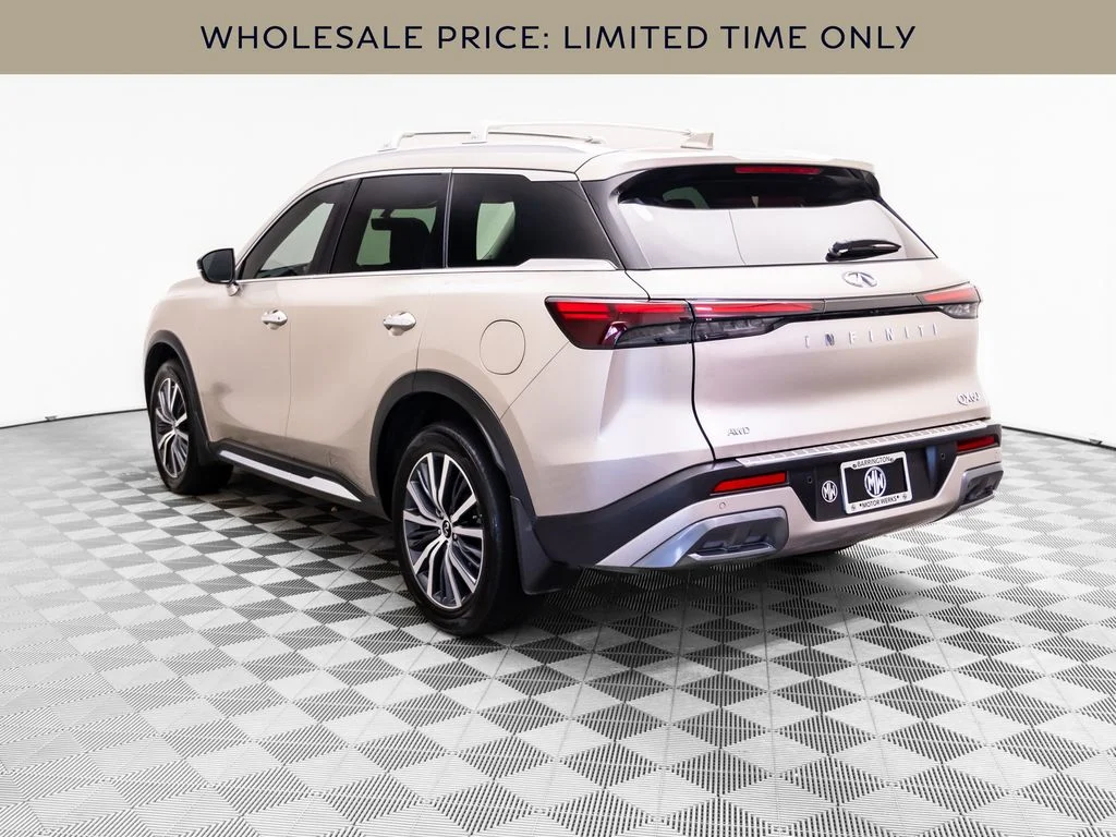 Used 2023 Silver INFINITI Sensory image 3