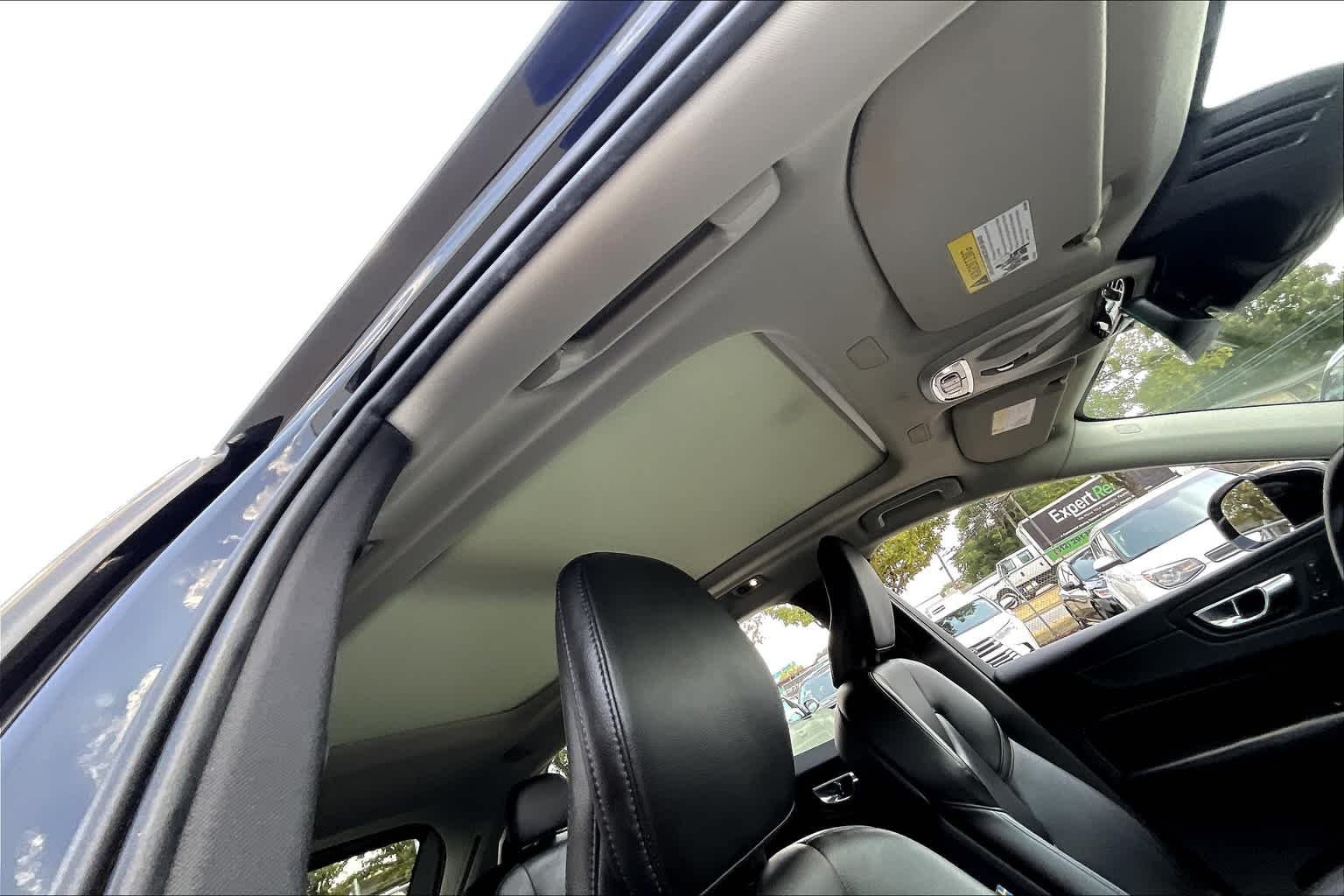 Used 2019 Onyx Black Metallic Volvo Momentum image 14