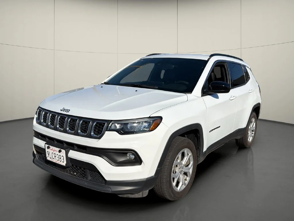 Used 2024 White Jeep Latitude image 3