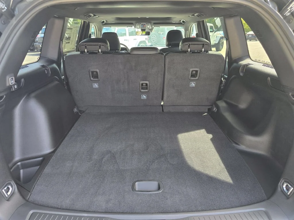 New 2027 Gray Jeep Laredo Altitude image 13