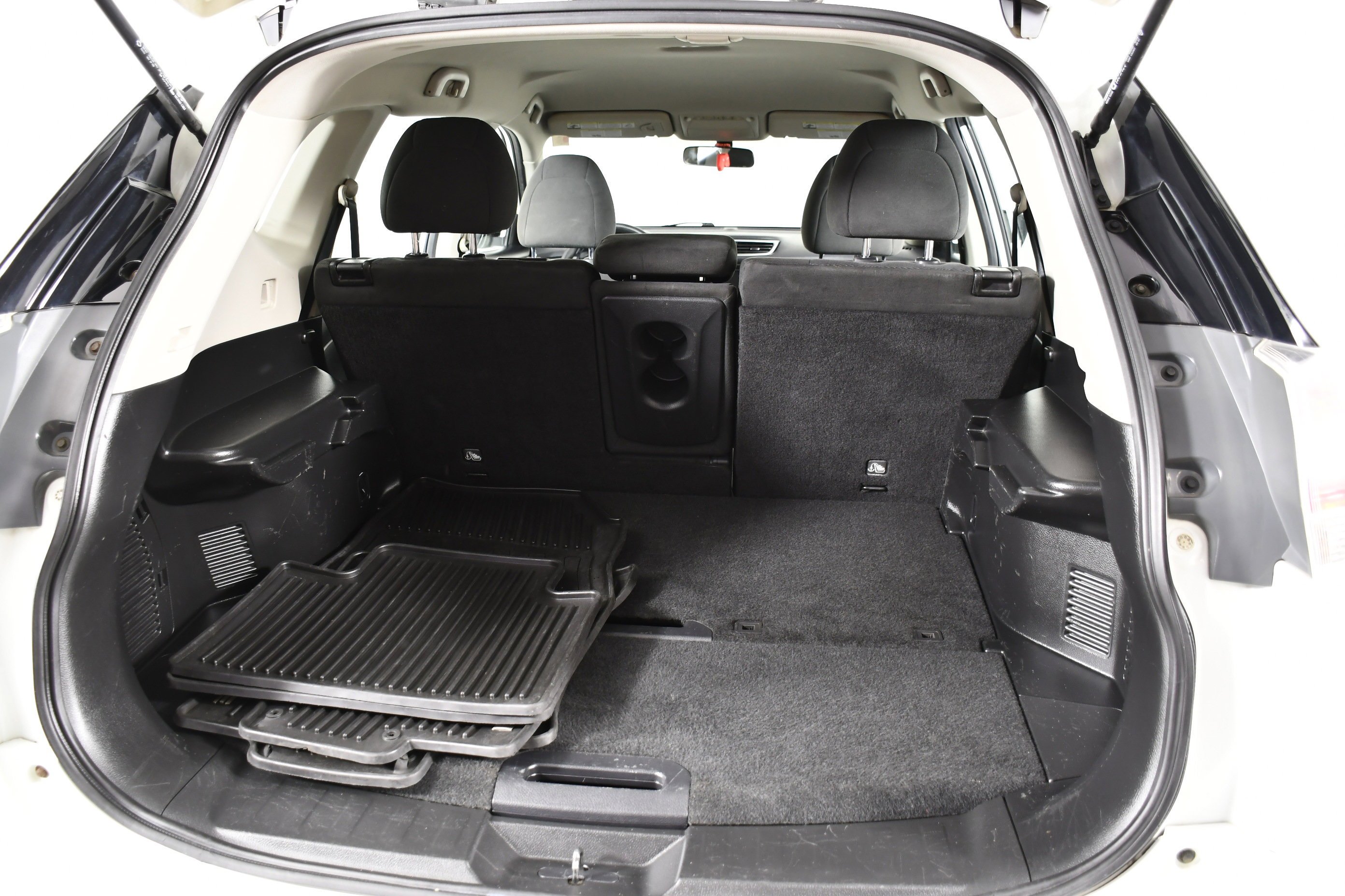 Used 2015 Glacier White Nissan S image 47