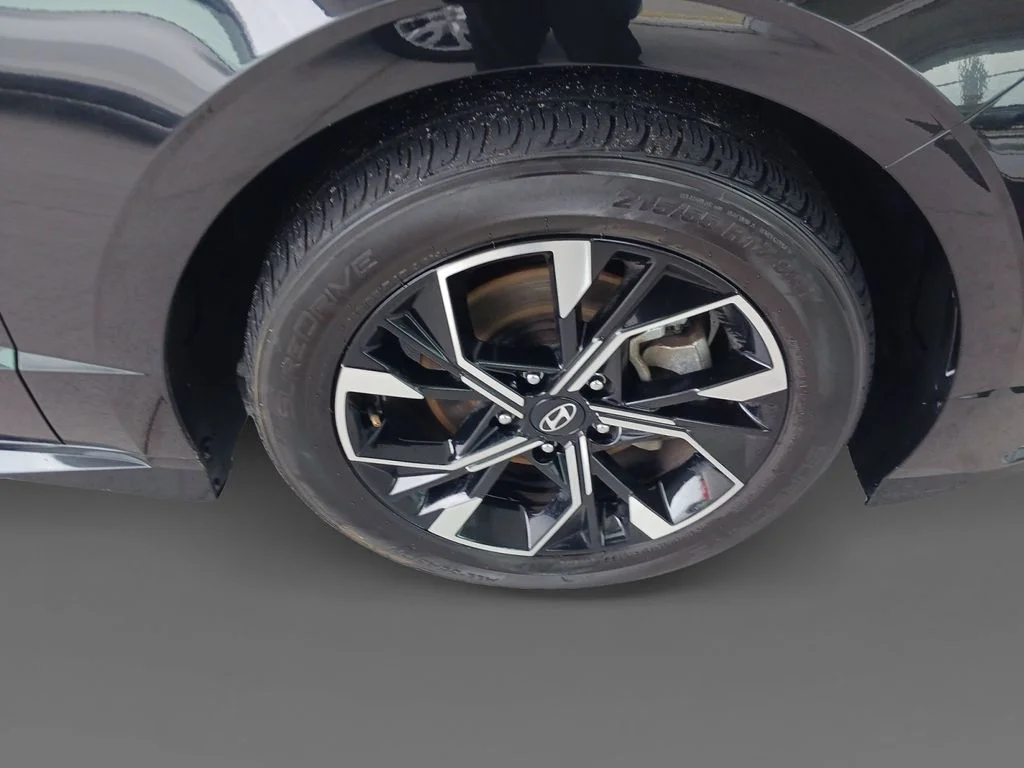 Used 2025 Black Hyundai SEL image 16