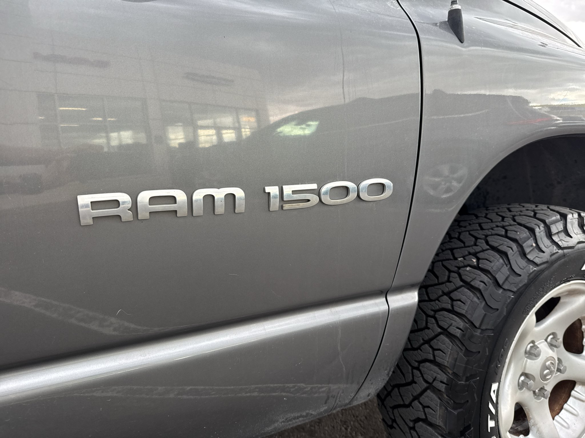 Used 2005 Gray Dodge SLT image 36