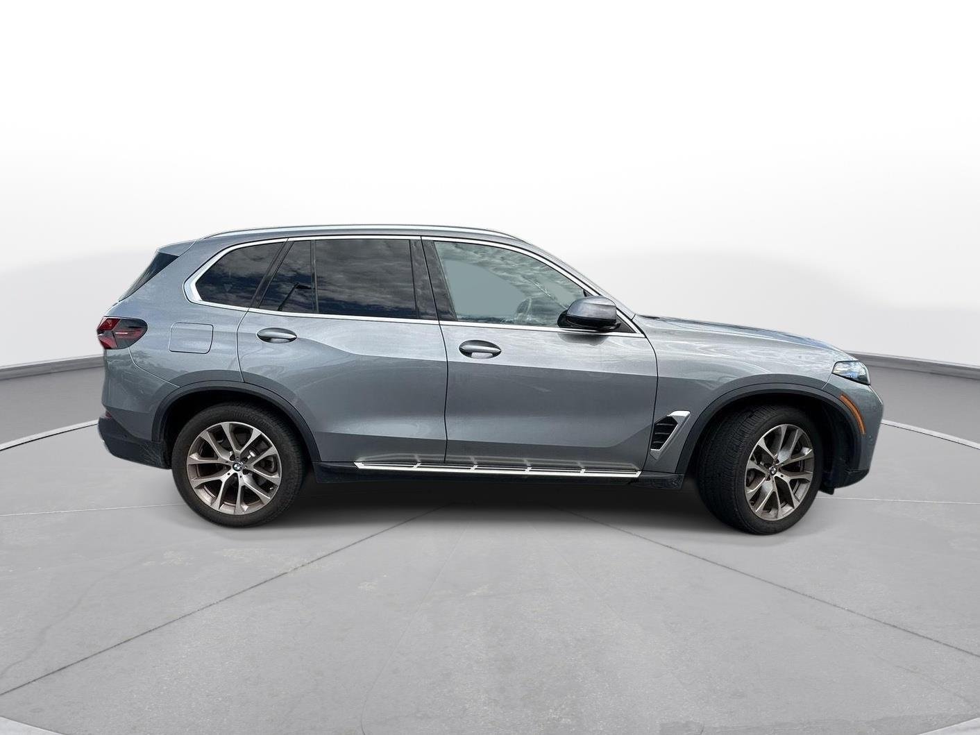 Used 2026 Skyscraper Grey Metallic BMW xDrive40i image 5