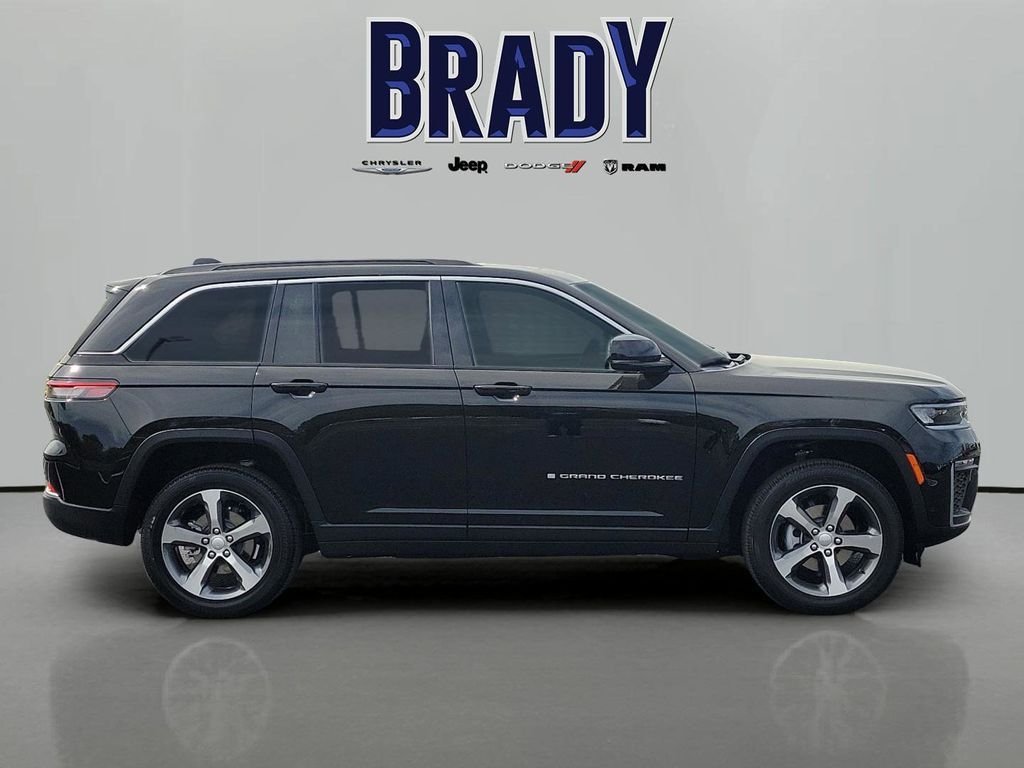 New 2026 Diamond Black Crystal Pearl-Coat Exterior Paint Jeep Limited image 2