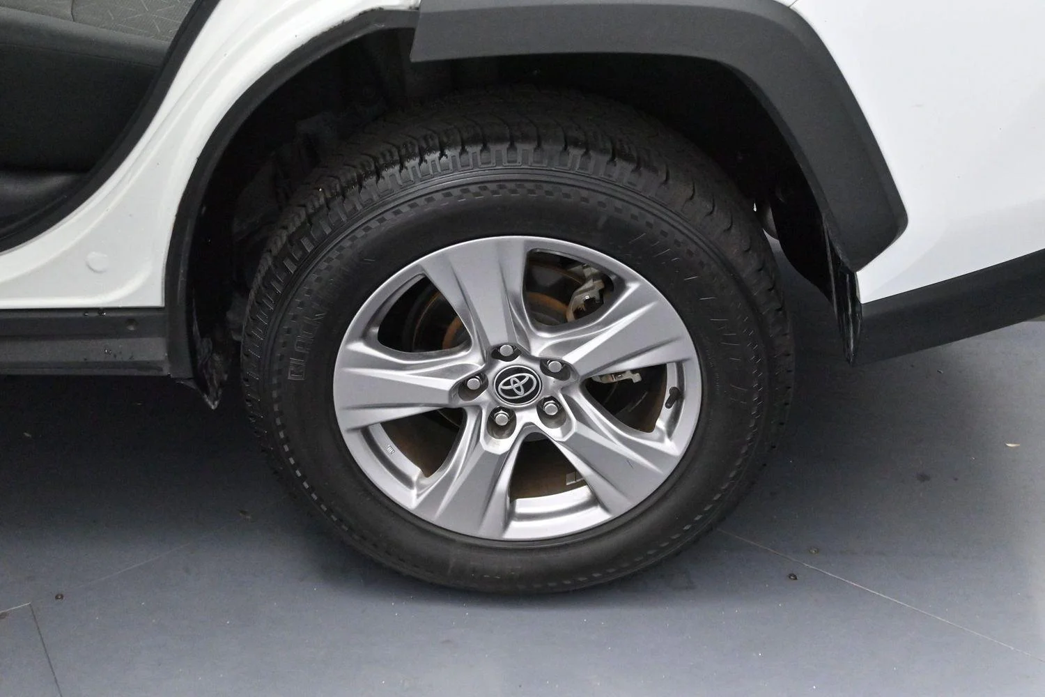 Used 2022 White Toyota XLE image 30