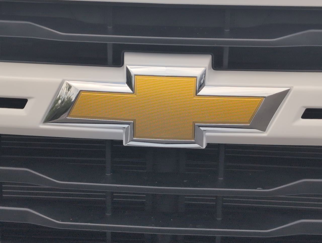 New 2026 Summit White Chevrolet Custom image 30