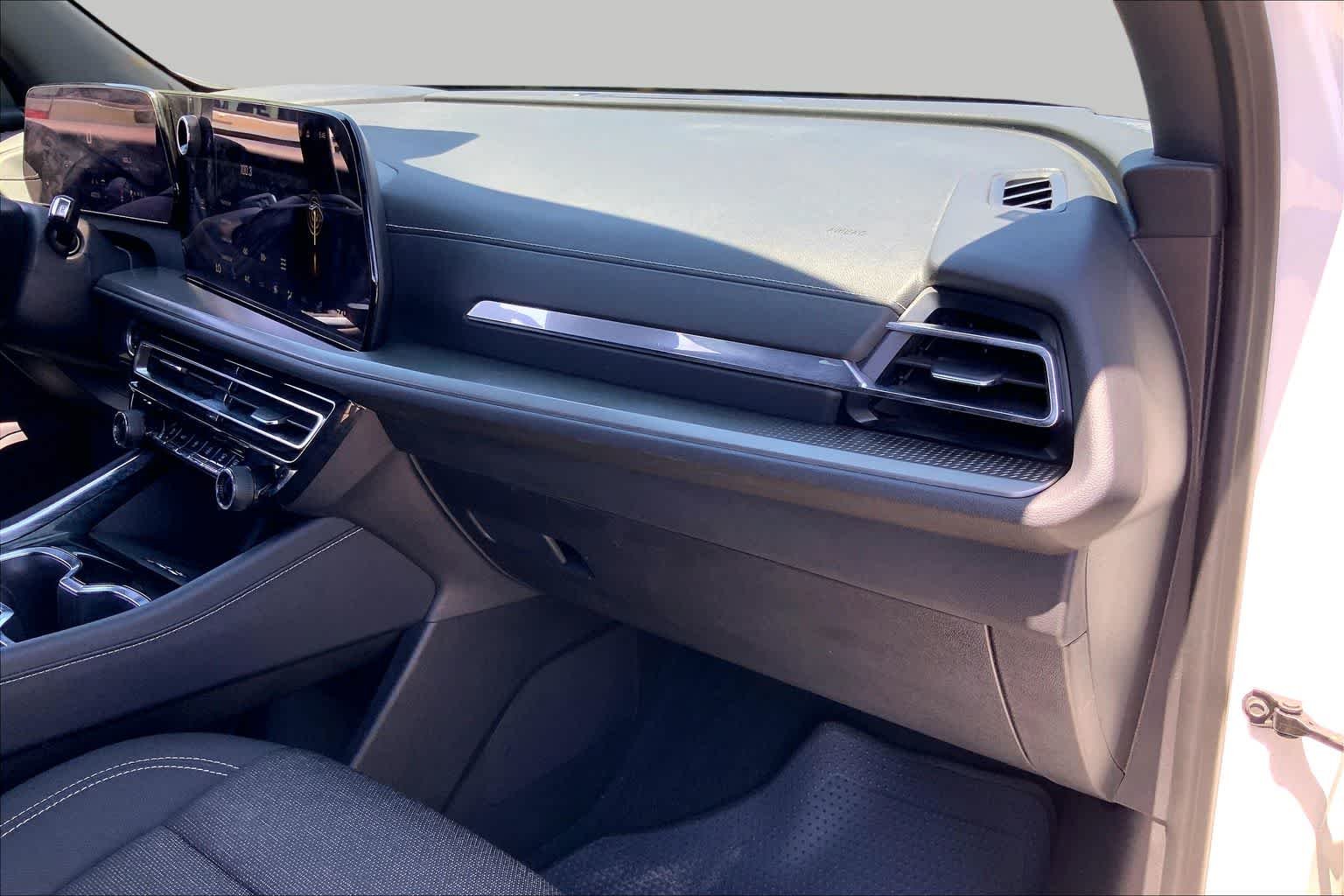 Used 2025 Summit White Chevrolet FWD LT image 19