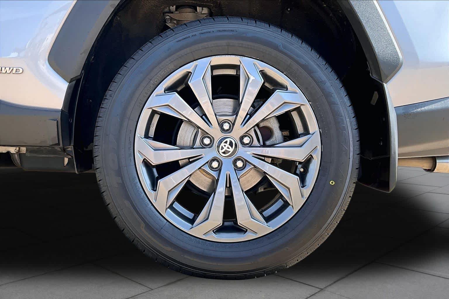 Used 2024 Silver Sky Metallic Toyota Hybrid XLE Premium image 10