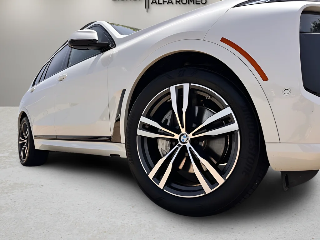 Used 2025 White BMW xDrive40i image 31