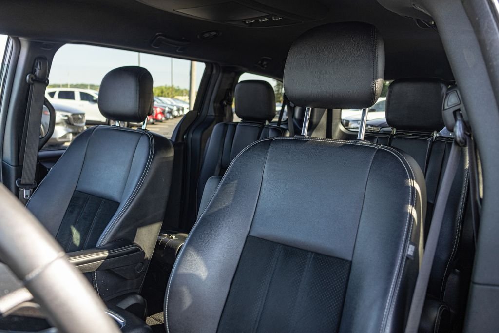 Used 2017 Black Dodge SXT image 13