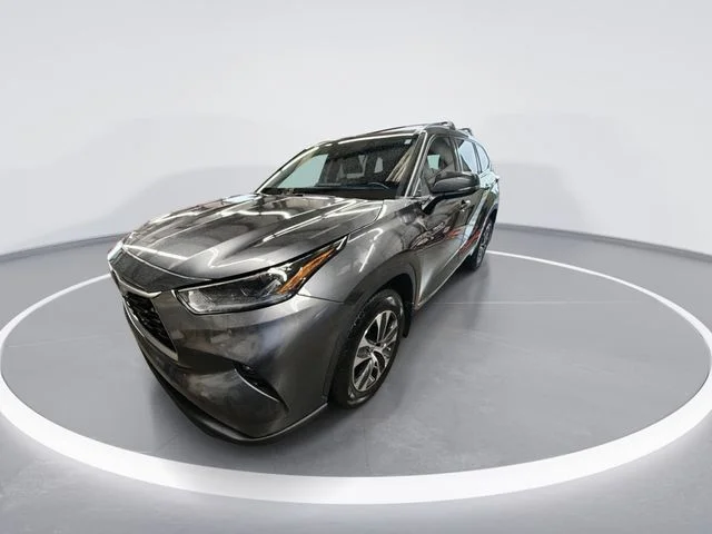 Used 2021 Gray Toyota XLE image 4