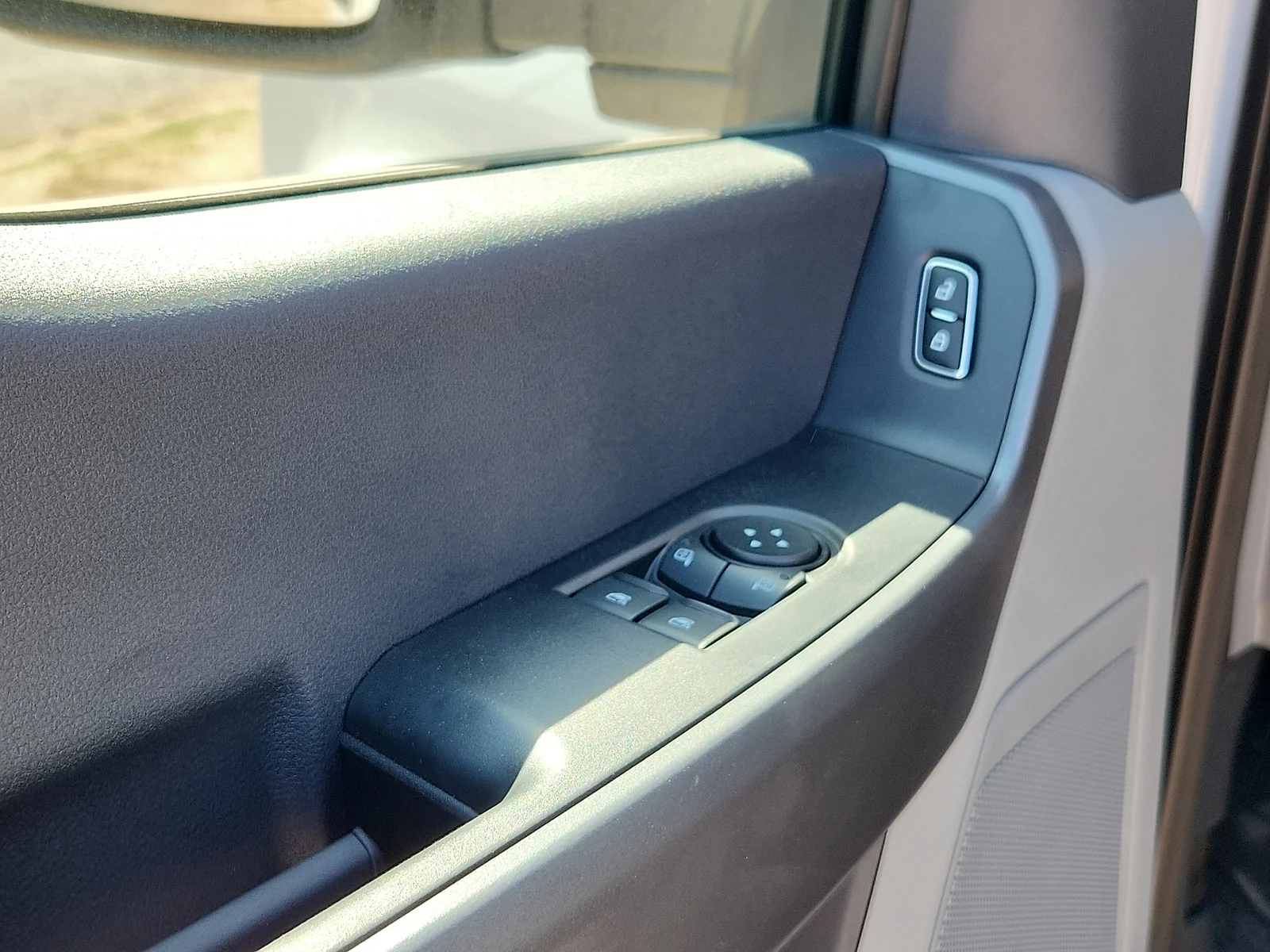 New 2027 Oxford White Ford XLT image 15