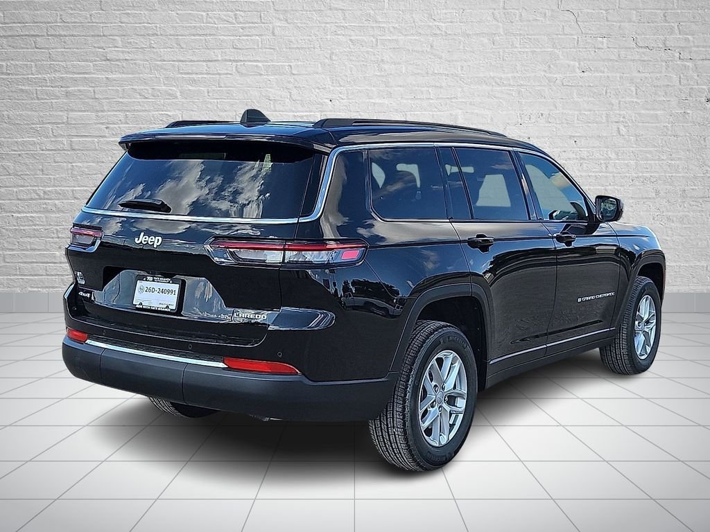 New 2026 Diamond Black Crystal Pearl-Coat Exterior Paint Jeep Laredo image 4