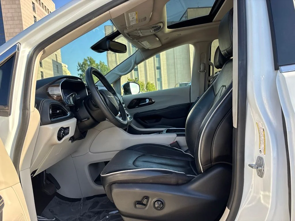 Used 2023 Bright White Clearcoat Chrysler Limited image 7
