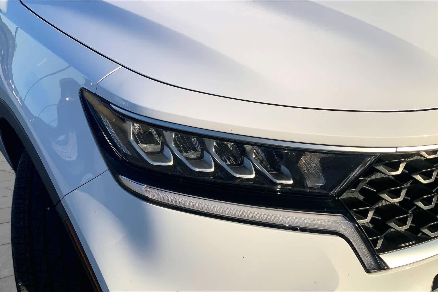 Used 2023 Glacial White Pearl Kia LX image 25