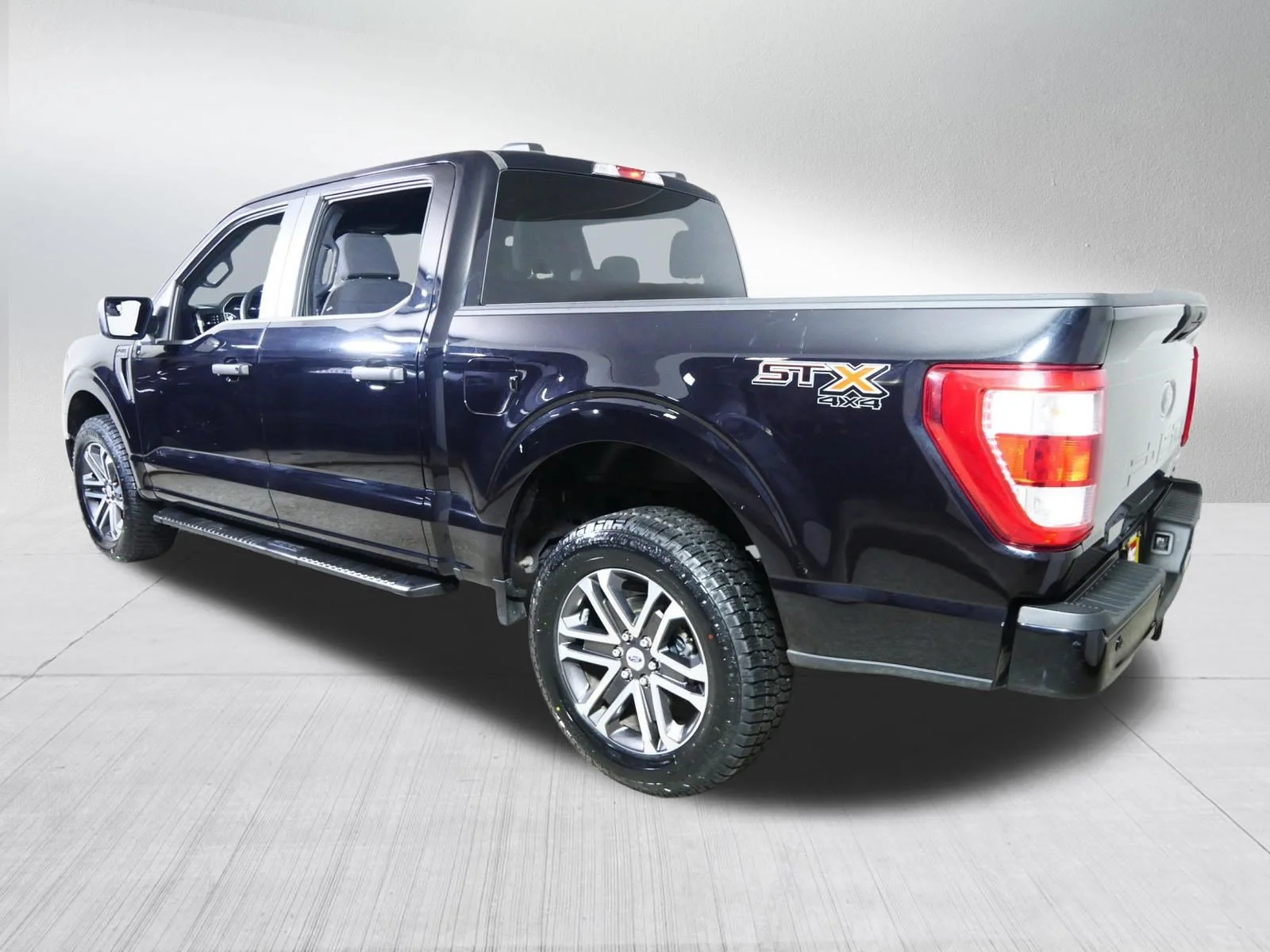 Used 2023 Agate Black Metallic Ford XLT image 5
