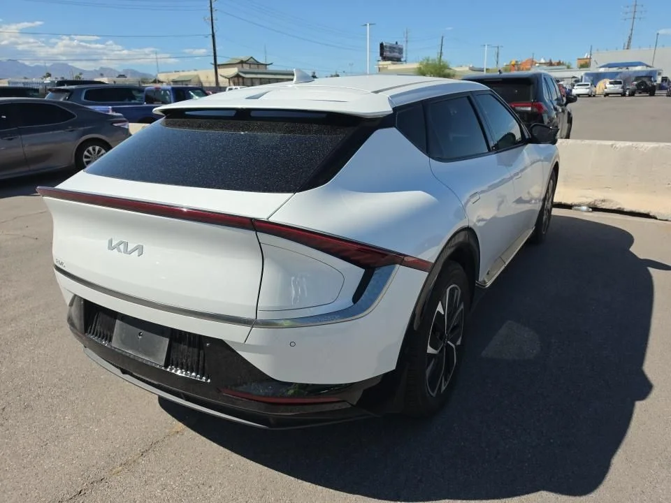 Used 2022 White Kia Wind image 4