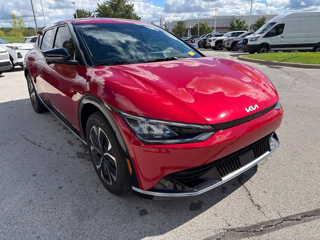Used 2024 Red Kia Wind image 3
