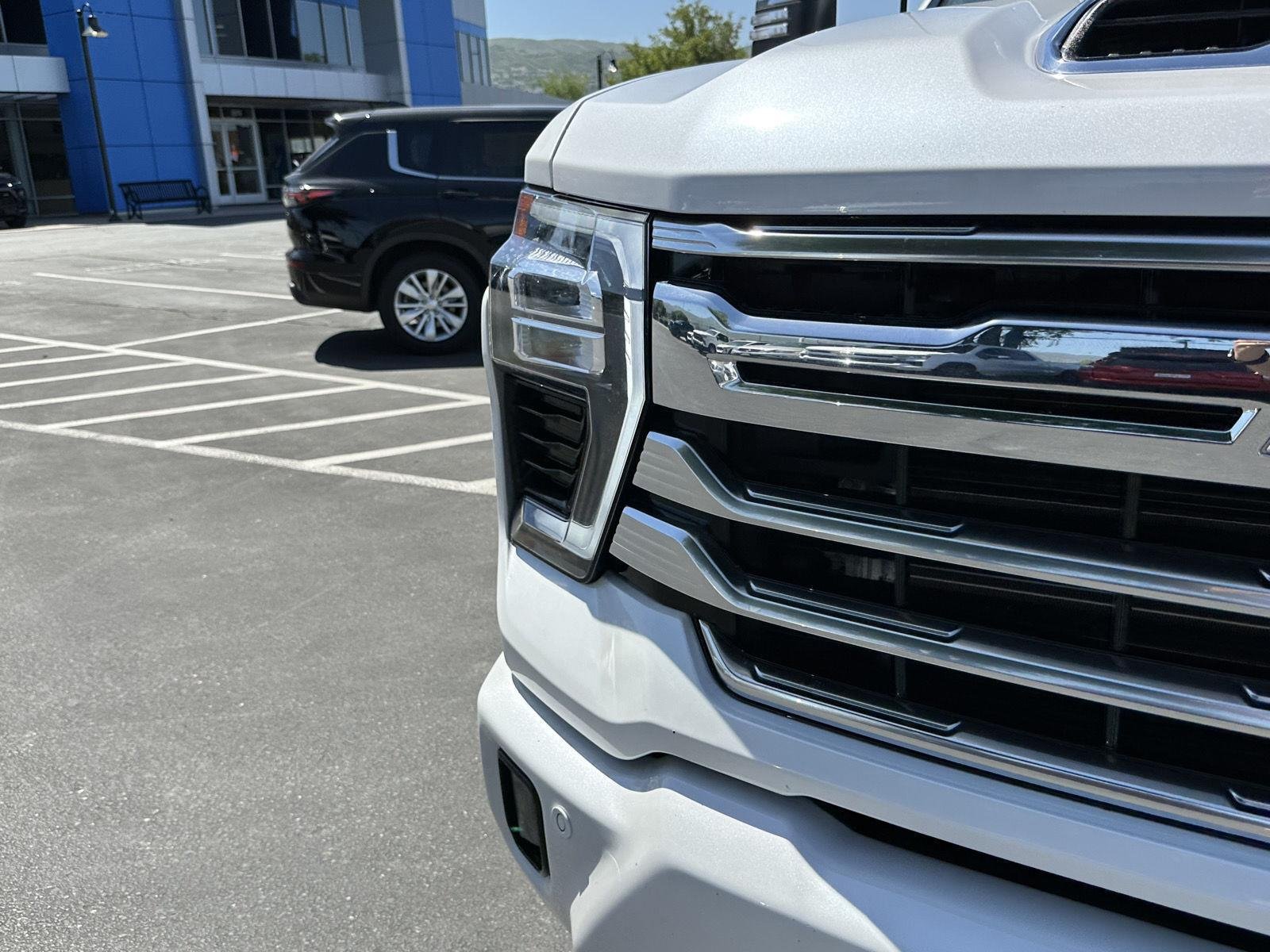 Certified Used 2025 Iridescent Pearl Tricoat Chevrolet High Country image 17