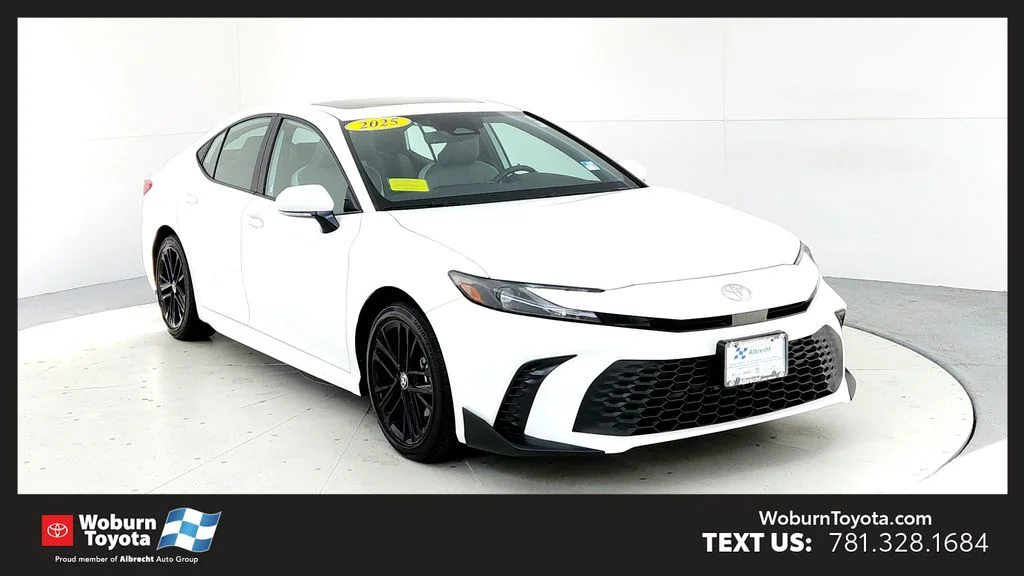 2025 Toyota Camry SE Hybrid's photo