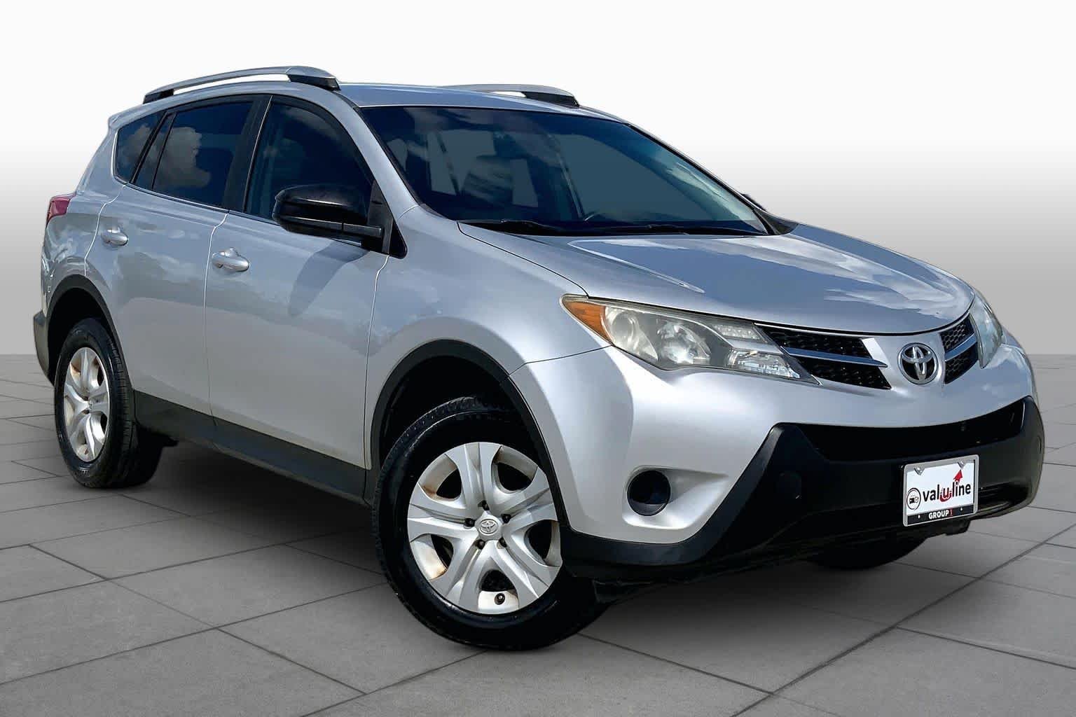 Used 2015 Classic Silver Metallic Toyota LE image 3