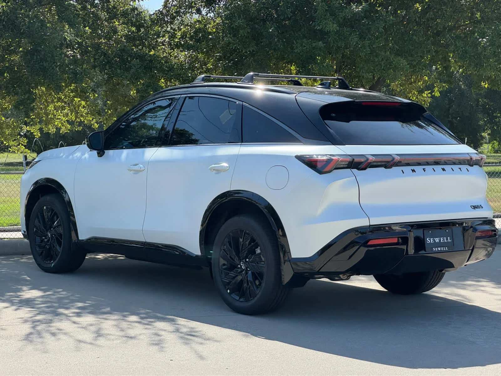 New 2027 2T RAD WHT INFINITI Sport AWD image 4