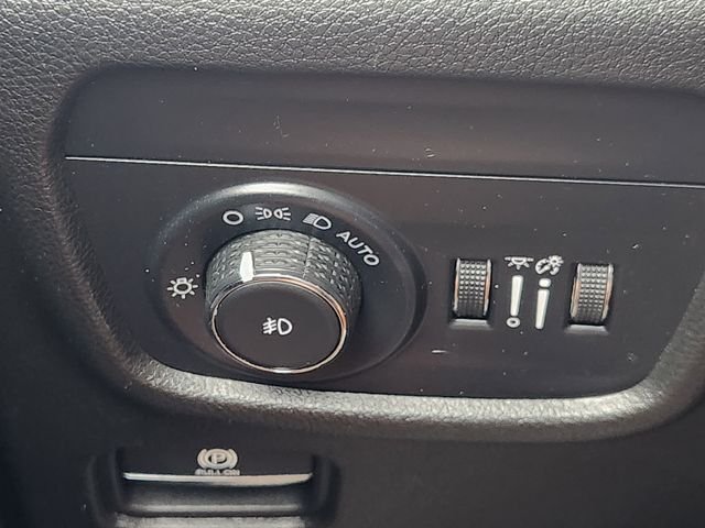 Used 2023 White/off-white Jeep Limited image 21