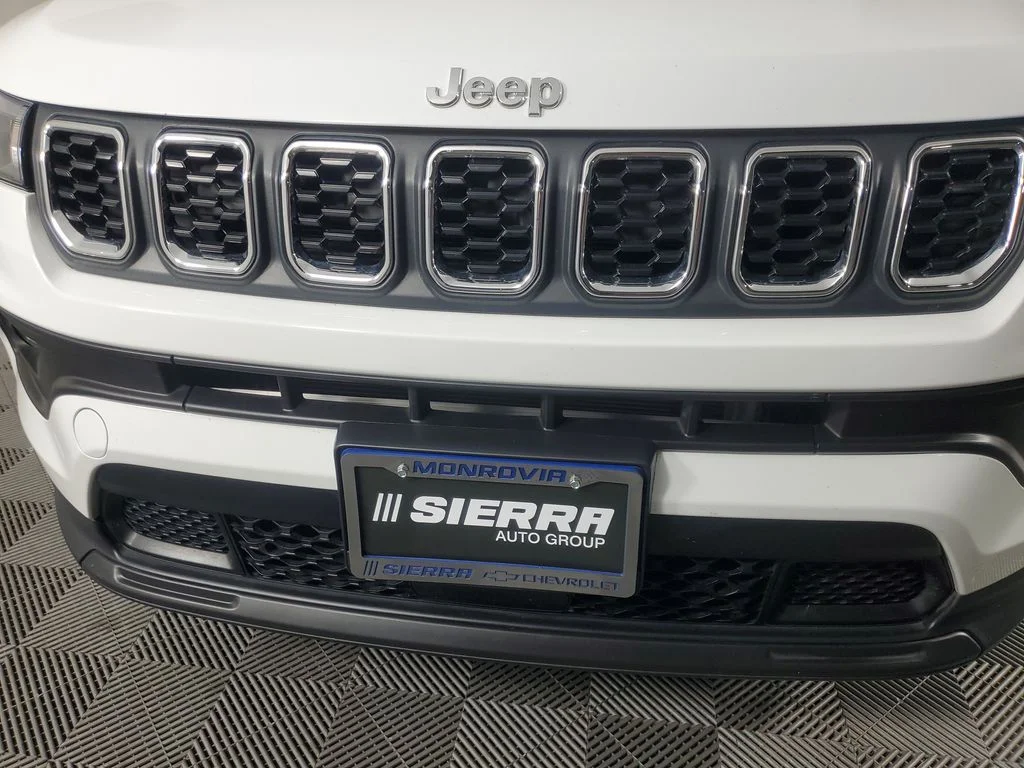 Used 2025 White Jeep Latitude image 10