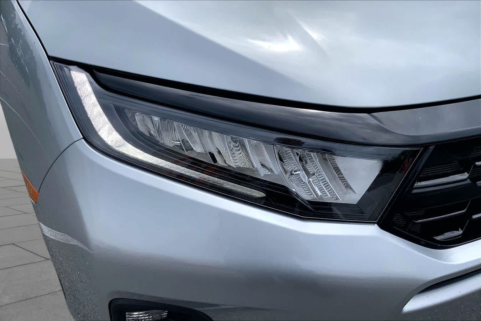 Used 2025 Solar Silver Metallic Honda Touring image 26