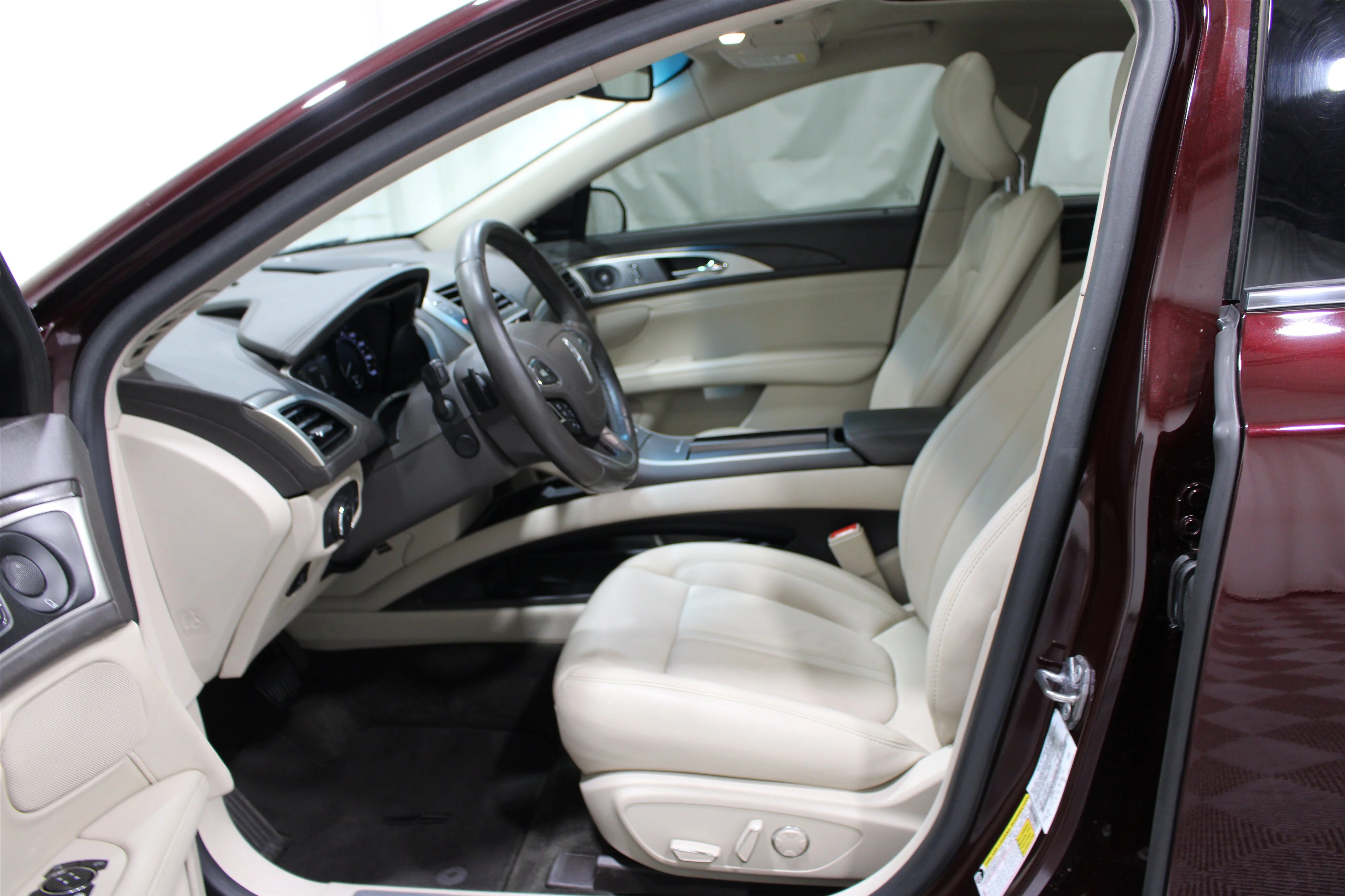 Used 2018 Burgundy Velvet Metallic Tinted Clearcoat Lincoln Select image 3