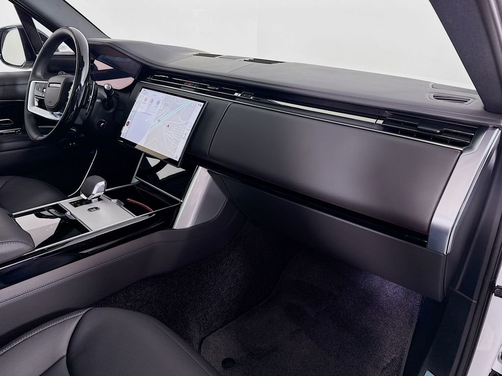 New 2025 Fuji White Land Rover SE image 31