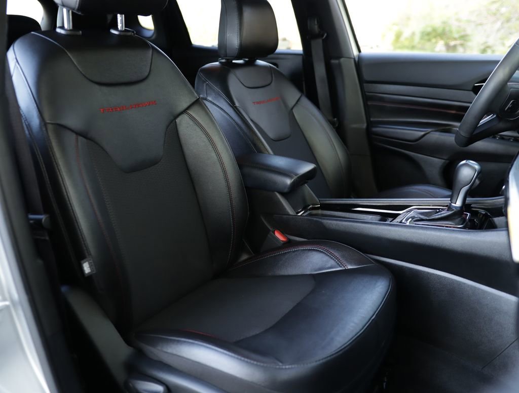 Used 2025 Silver Jeep Trailhawk 4x4 image 28