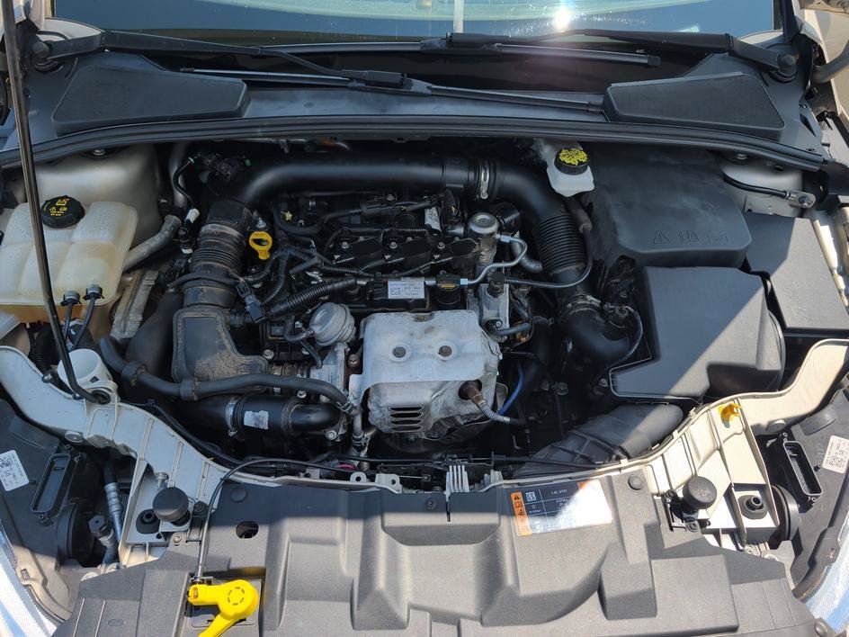Used 2018 White Gold Metallic Ford SE image 28