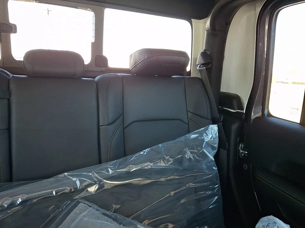 New 2026 Granite Crystal Metallic Clearcoat Jeep Sahara image 15