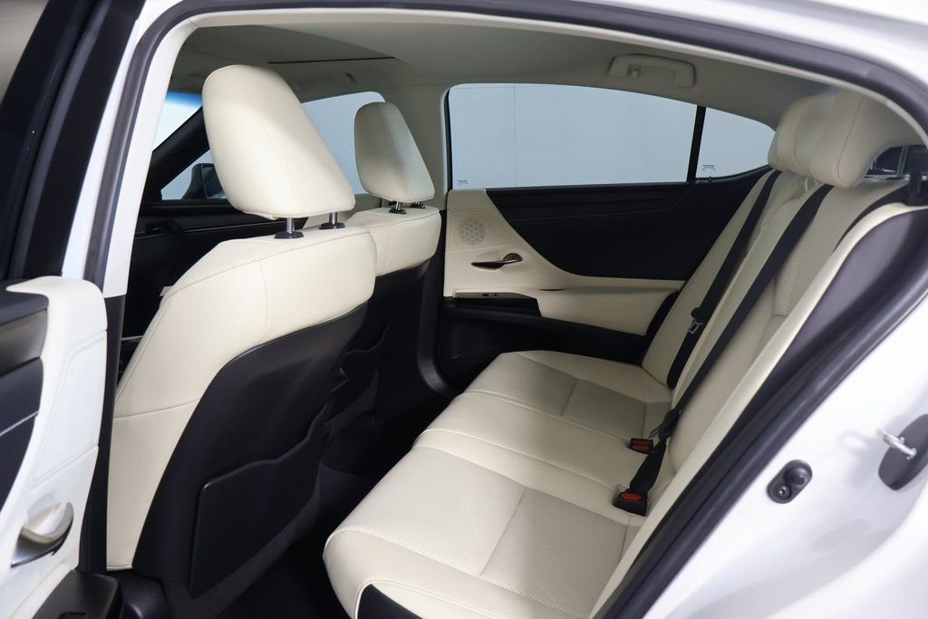 Used 2022 White Pearl Lexus 300h image 11