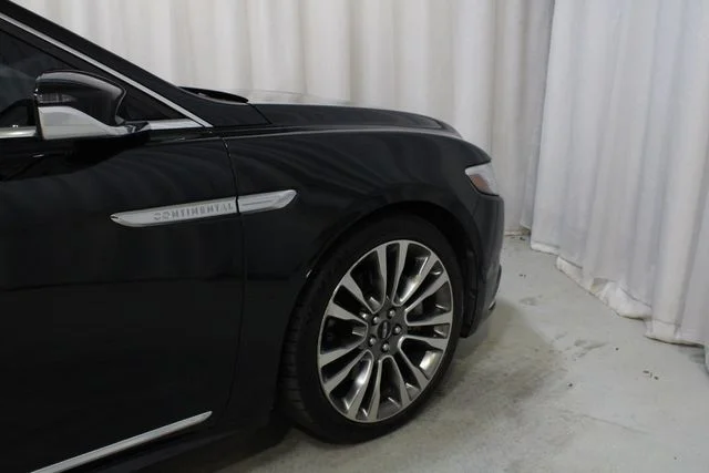 Used 2017 Black Lincoln Select image 27