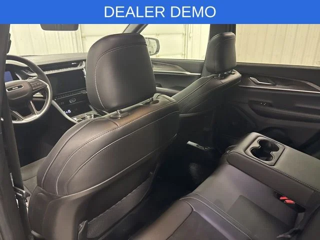New 2026 Diamond Black Crystal Pearl-Coat Exterior Paint Jeep Altitude image 30