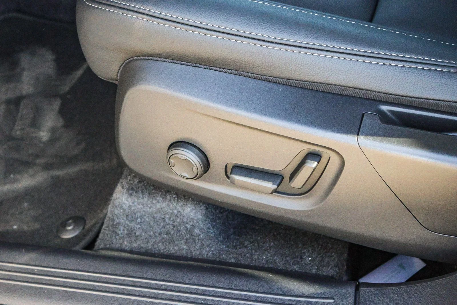 2026 Volvo XC40 Core - Photo 33