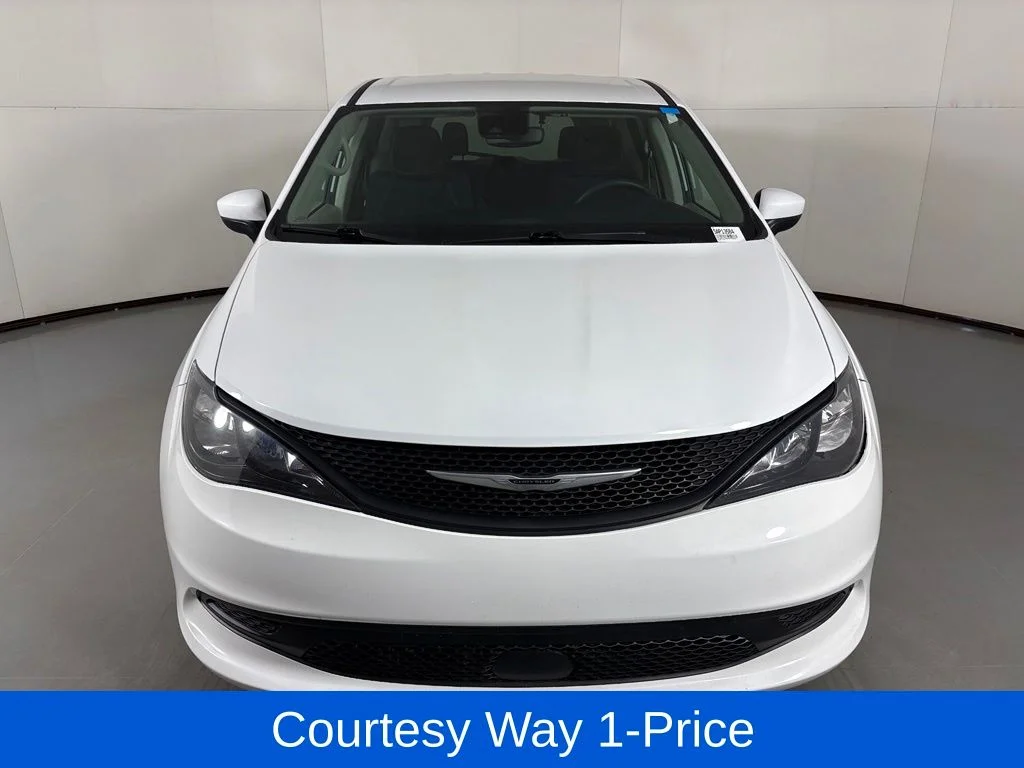 Used 2023 White Chrysler LX image 4