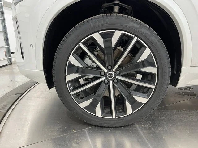 New 2026 Crystal White Volvo Plus image 24