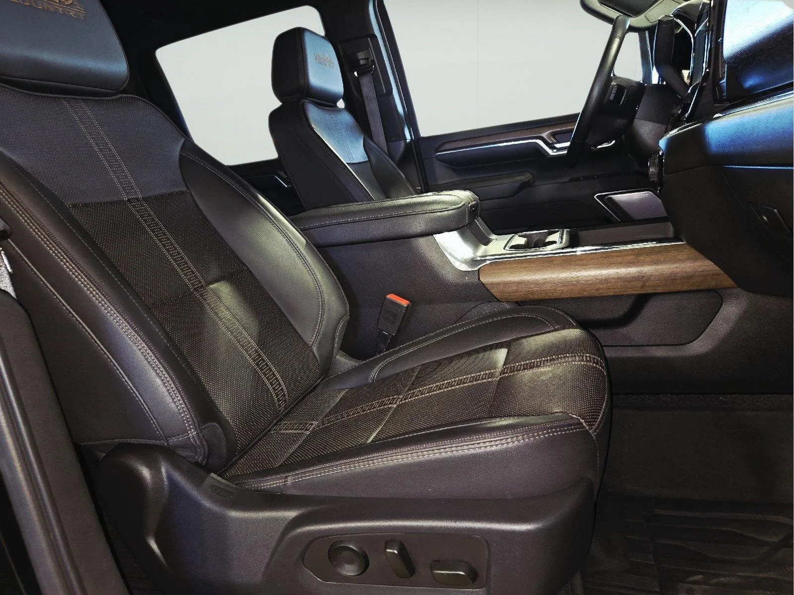Used 2024 Black Chevrolet High Country image 43