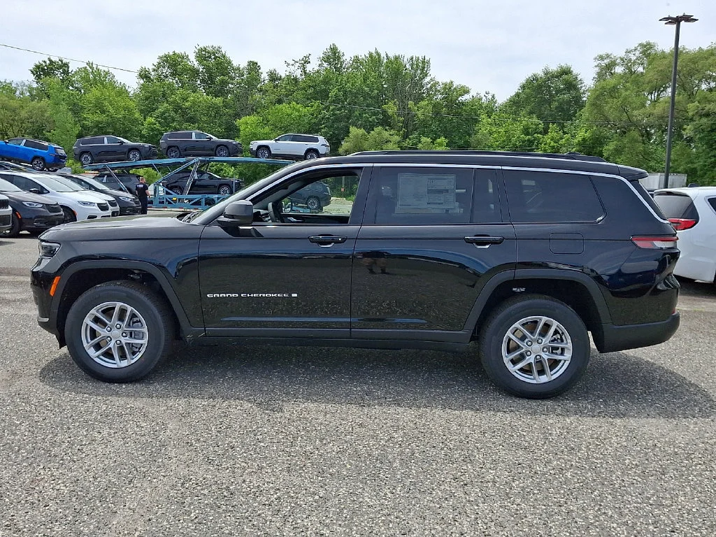 New 2026 Diamond Black Crystal Pearl-Coat Exterior Paint Jeep Laredo X image 5
