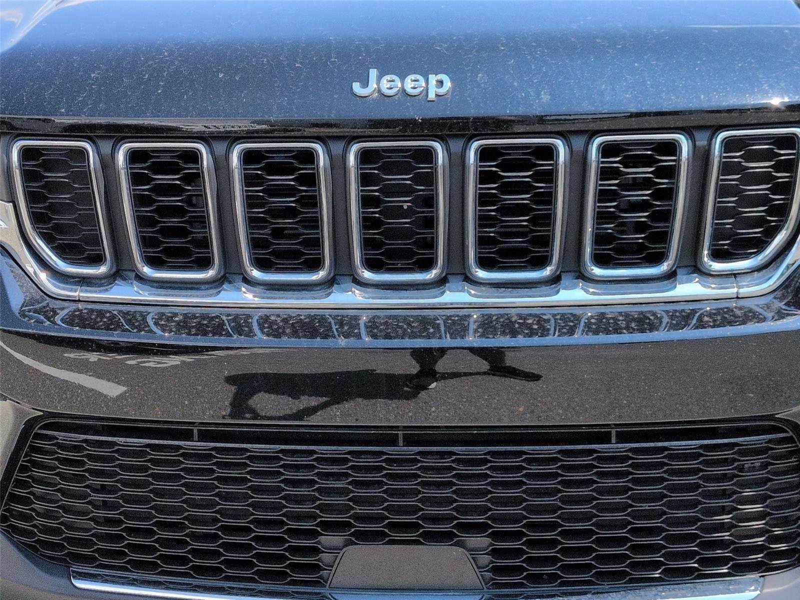 Used 2023 Diamond Black Crystal Pearlcoat Jeep Laredo image 14