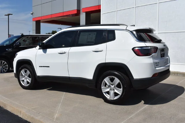 Used 2022 White Jeep Latitude image 7