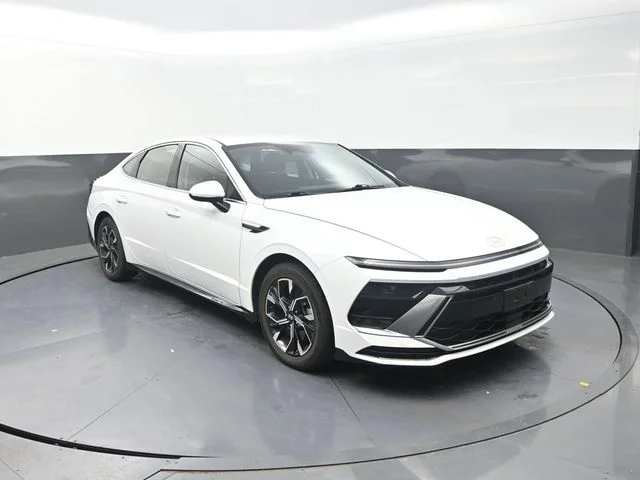 Used 2025 White Hyundai SEL image 10