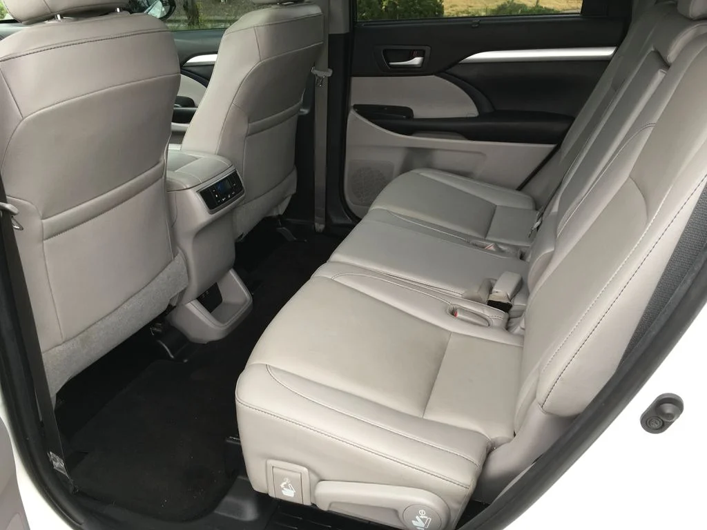 Used 2019 White Toyota XLE image 28